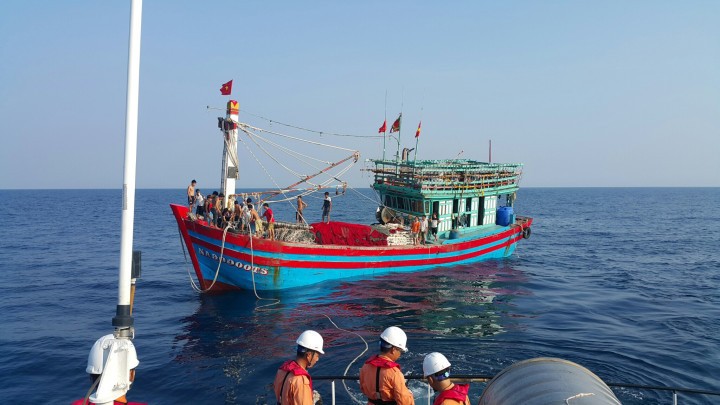 Search and rescue 19 crew members of fishing vessels may be damaged, drifting at sea