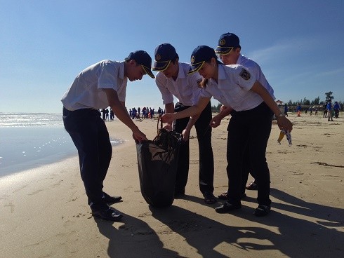 Port authorities in Quang Tri campaign responded to make the world cleaner 2016